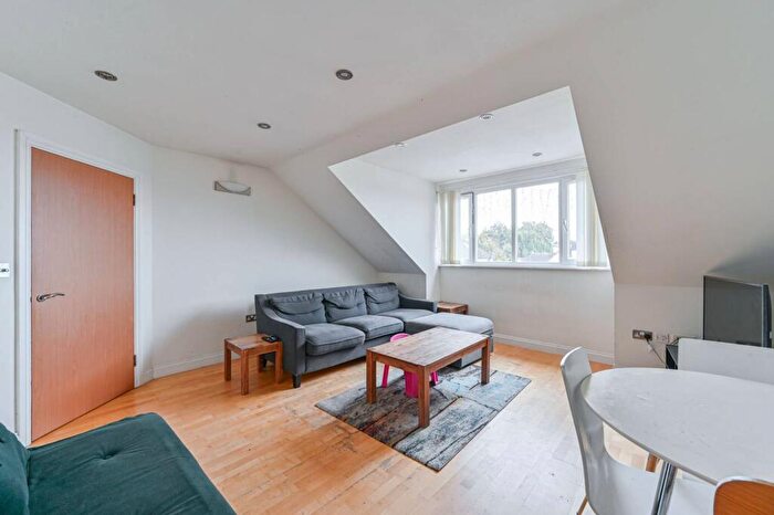 3 Bedroom Flat For Sale In Vincent Close, Bromley, BR2