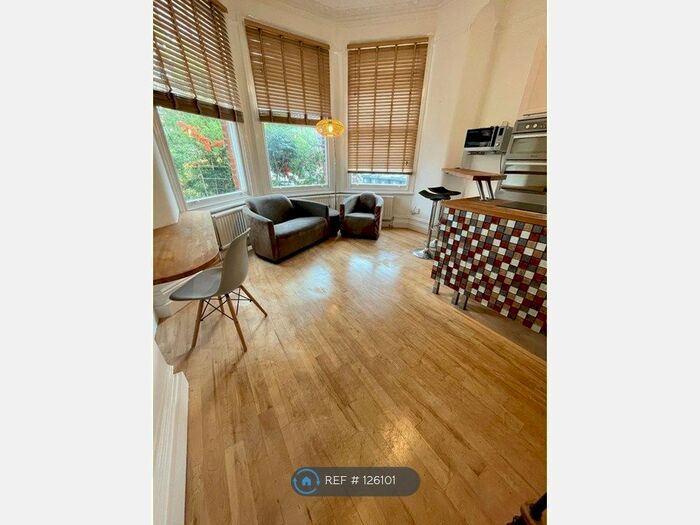 2 Bedroom Flat To Rent In Tetherdown, London, N10