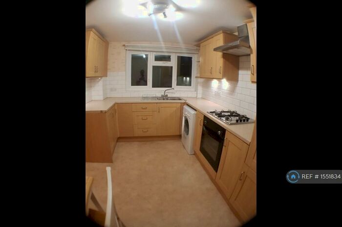 2 Bedroom Maisonette To Rent In Kennet House, Redhill, RH1
