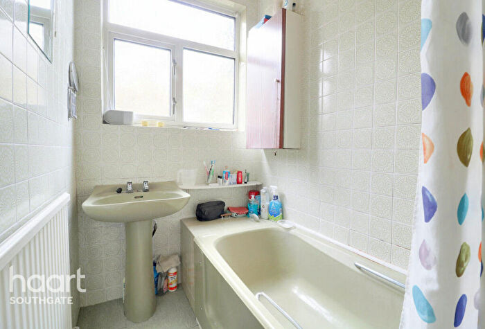 3 Bedroom Terraced House For Sale In Windmill Gardens, Enfield, EN2