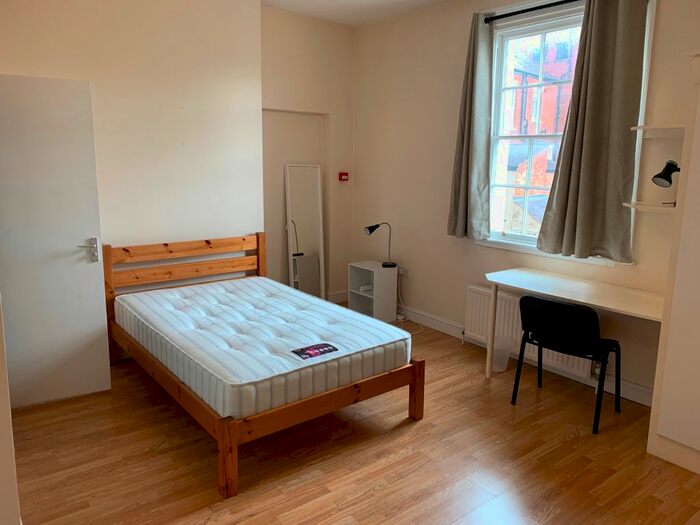 3 Bedroom Flat To Rent In First Floor, Clarendon Place, CV32