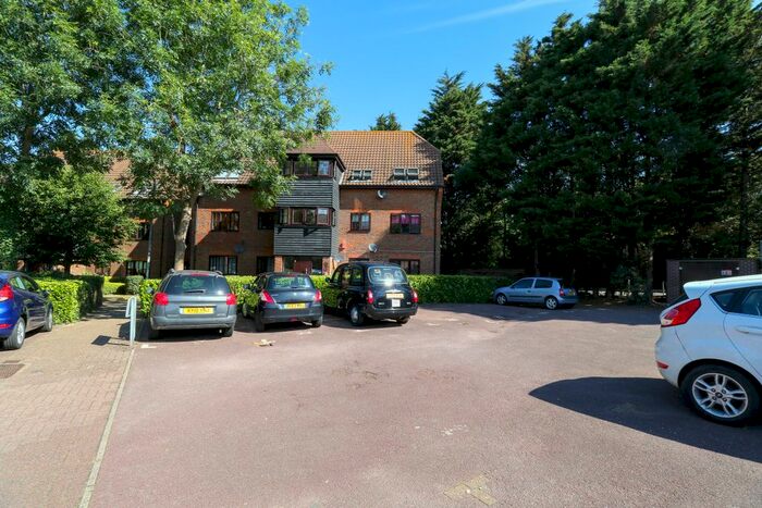 1 Bedroom Flat To Rent In Spruce Close, Laindon, Basildon, SS15
