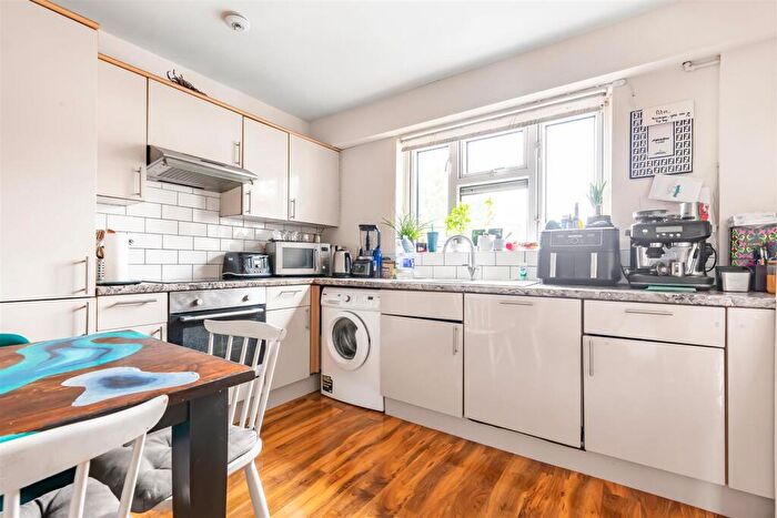 3 Bedroom Maisonette For Sale In Avondale House, Mortlake, London, SW14