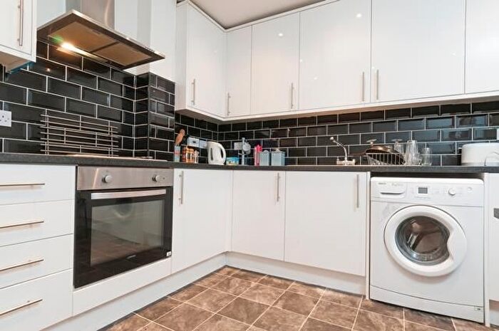 4 Bedroom Flat To Rent In Cambusnethan Street, Edinburgh, EH7