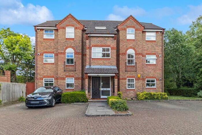 2 Bedroom Flat To Rent In Salters Close, Rickmansworth, WD3