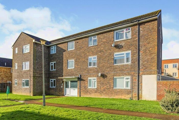 1 Bedroom Flat To Rent In Crombie Close, Waterlooville, Hampshire, PO8