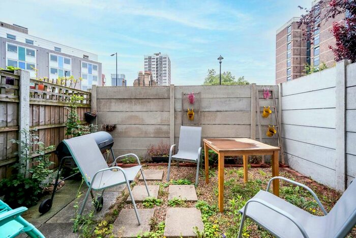 2 Bedroom Flat To Rent In St Johns Estate, Islington, London, N1