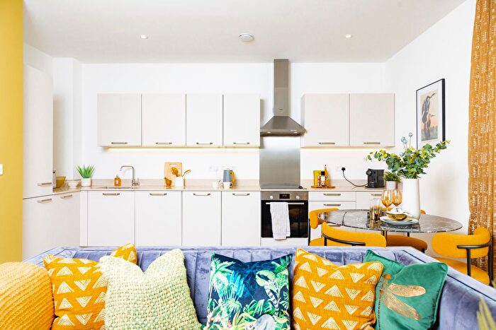 2 Bedroom Flat For Sale In Newtown Road, Henley-On-Thames, RG9