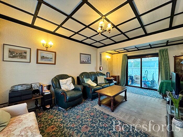 2 Bedroom Bungalow For Sale In Haynes Road, Hornchurch, RM11