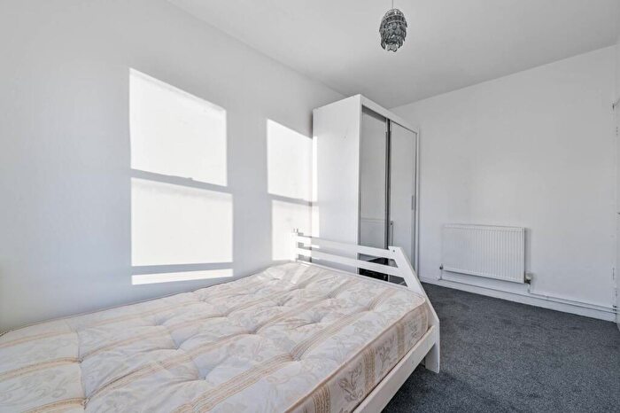 2 Bedroom Flat To Rent In Amhurst Road, Clapton, London, E8
