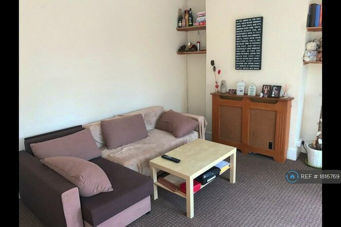 2 Bedroom Flat To Rent In Brisbane Road, Ilford, IG1