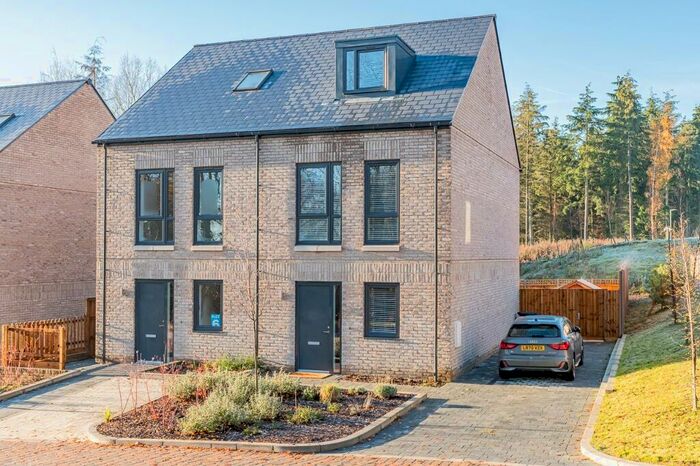 3 Bedroom Semi-Detached House For Sale In Fitzpatrick Lane, Wollensbrook, Hoddesdon, EN11