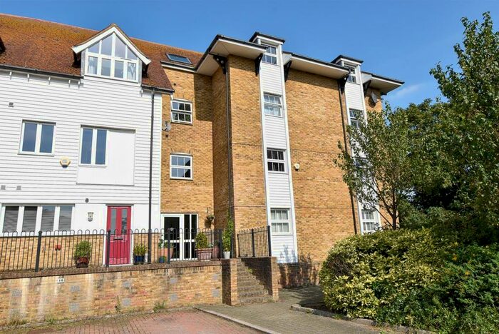 2 Bedroom Apartment To Rent In Medway Court, Aylesford, ME20