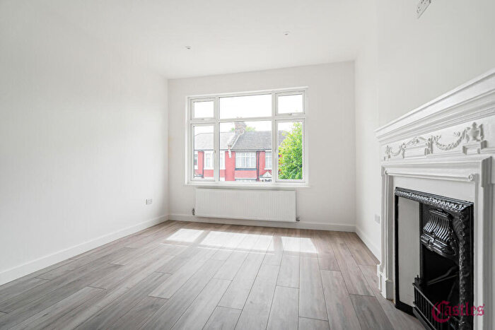 2 Bedroom Apartment For Sale In Sidney Avenue, London, N13
