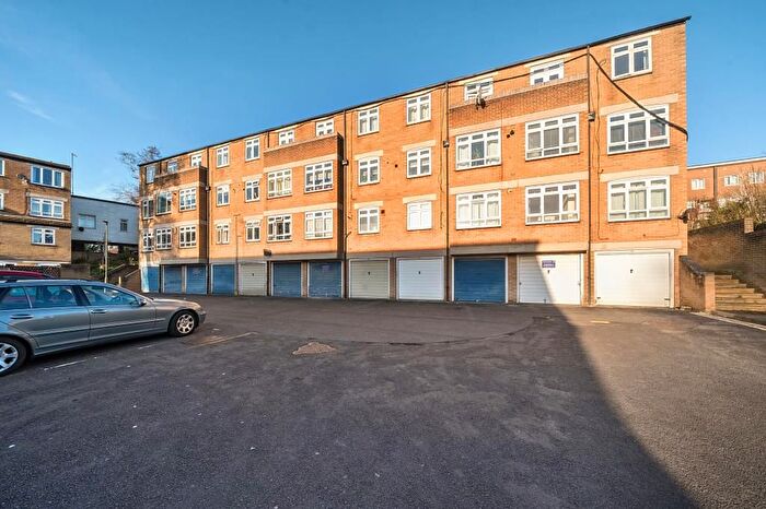 2 Bedroom Flat To Rent In Colemans Hill, Headington, OX3