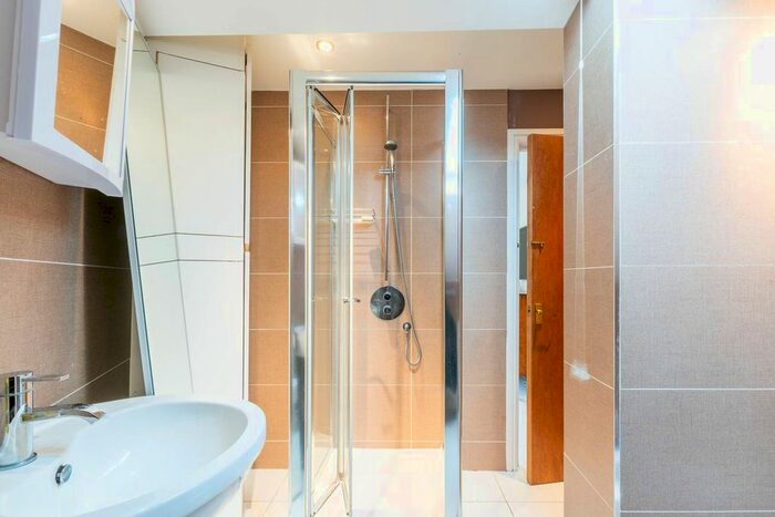 1 Bedroom Flat To Rent In Inman Road, Earlsfield, London, SW18