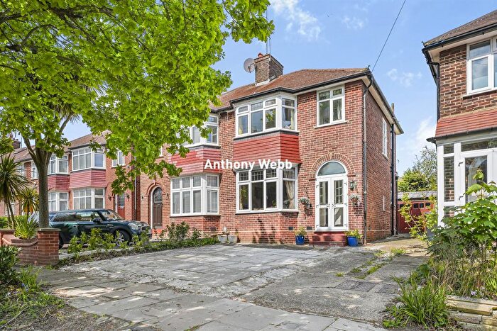 3 Bedroom Semi-Detached House For Sale In Fountains Crescent, Southgate, N14