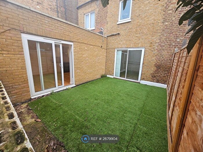 3 Bedroom Flat To Rent In Coldharbour Lane, London, SE5