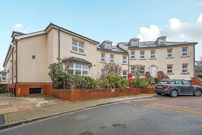 2 Bedroom Flat For Sale In Queens Road, Guildford, Surrey, GU1