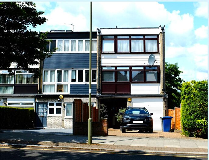 3 Bedroom Town House For Sale In Woodside Avenue, London, N12