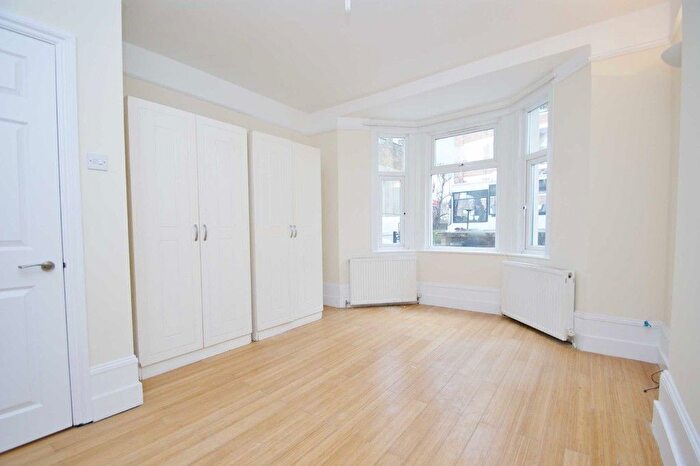 2 Bedroom Flat To Rent In Manor Road, London, SE25
