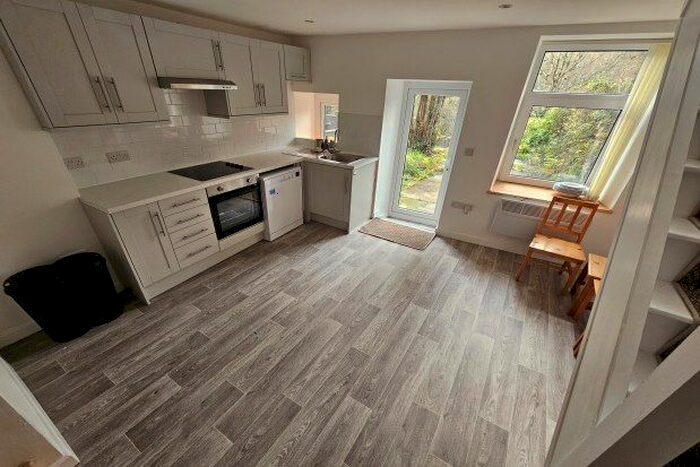 3 Bedroom Property To Rent In Commercial Road, Abertawe, SA8