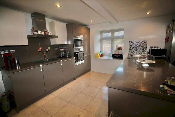 3 Bedroom Flat To Rent In Park View, Cardigan Lane LS4