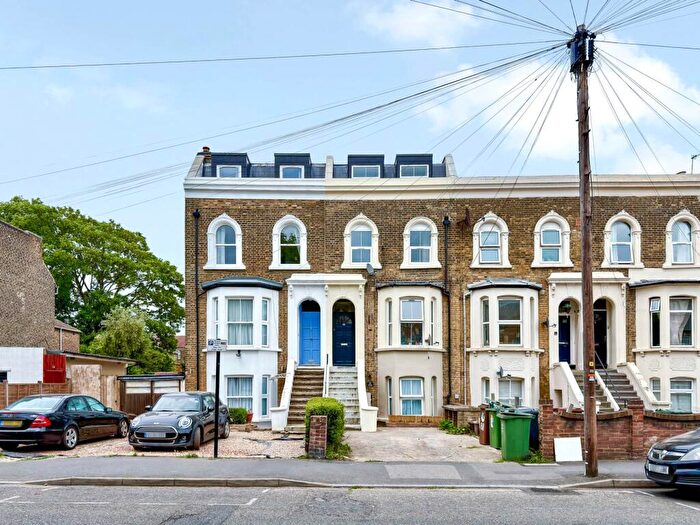 2 Bedroom Flat For Sale In Fairlop Road, London, E11