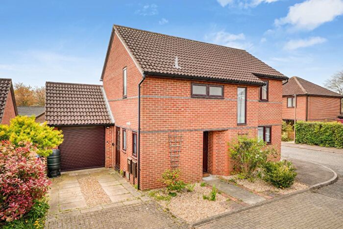 3 Bedroom Detached House For Sale In Pearse Grove, Walton Park, Milton Keynes, Buckinghamshire, MK7