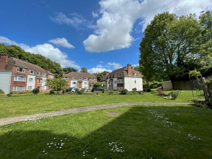 2 Bedroom Flat To Rent In Brackley Court, Beckenham, Kent, BR3