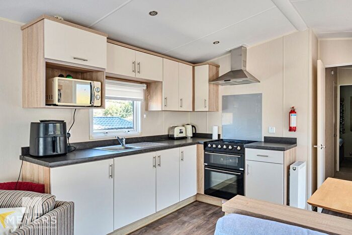 3 Bedroom Mobile/park Home For Sale In Durdle Door Holiday Park, Wareham, BH20 - Photo 7