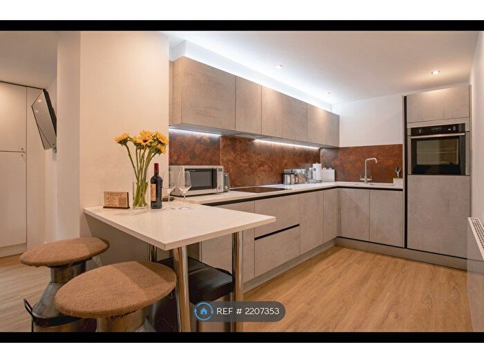 2 Bedroom Flat To Rent In Wood Street, Swindon, SN1