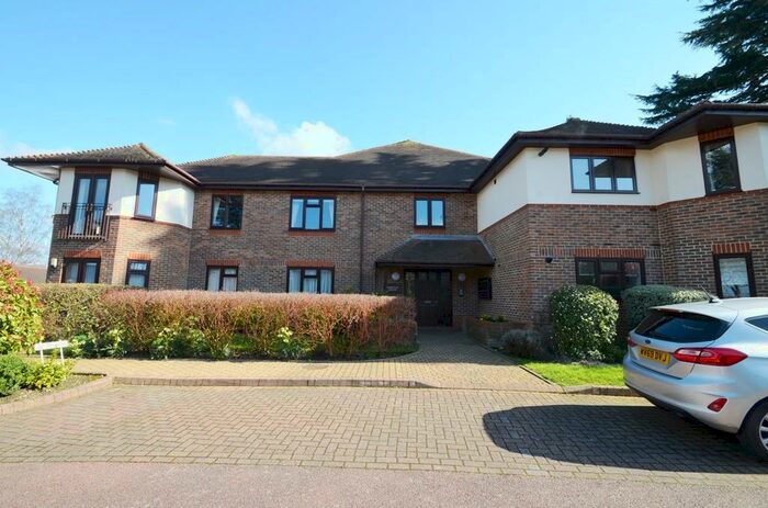 2 Bedroom Ground Flat To Rent In Petersmead Close, Tadworth, Surrey, KT20