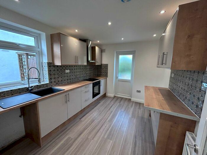 3 Bedroom Semi-Detached House To Rent In Heather Road, Leicester, LE2