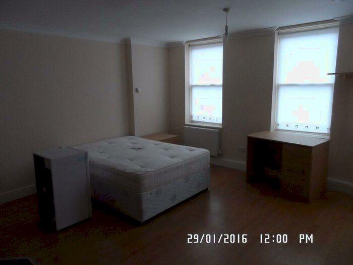 Flat To Rent In Farnham Road, SL2