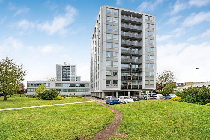 2 Bedroom Flat To Rent In Wellington Close, Walton-On-Thames, KT12