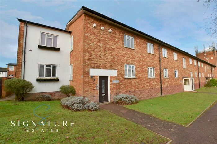 2 Bedroom Flat To Rent In Rayleigh House, Shirley Road, Abbots Langley, WD5