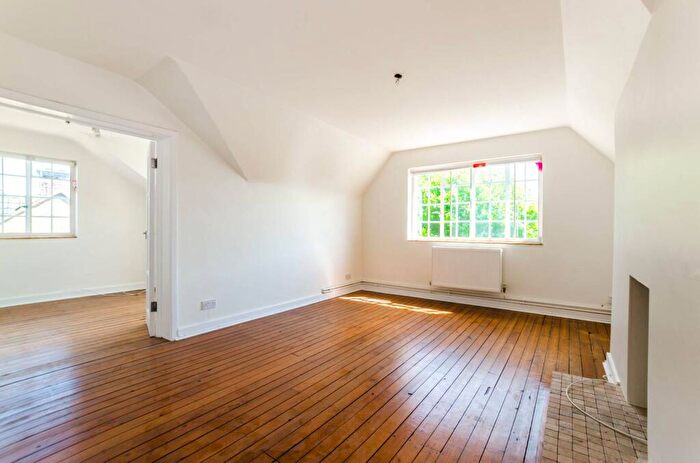 3 Bedroom Flat For Sale In Queens Avenue, Muswell Hill, London, N10