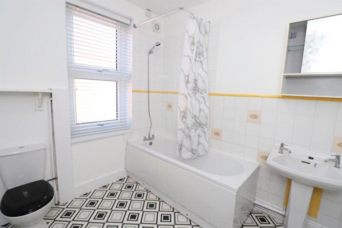 2 Bedroom End Of Terrace House To Rent In Claremont Place, Leeds, West Yorkshire, LS12