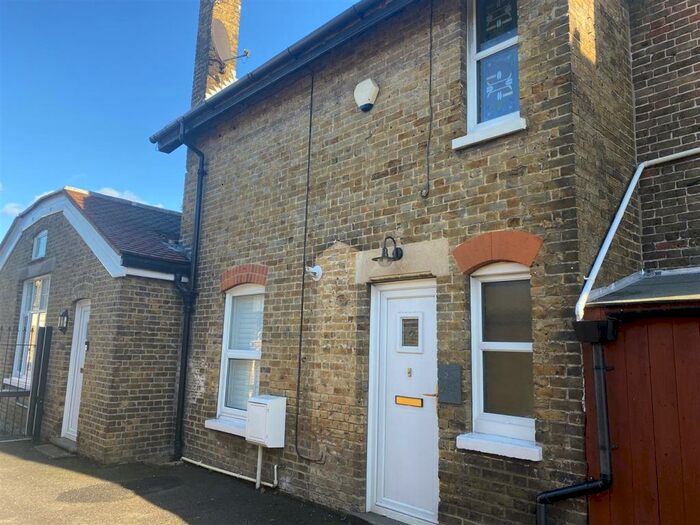 3 Bedroom Maisonette To Rent In The Square, Birchington, CT7