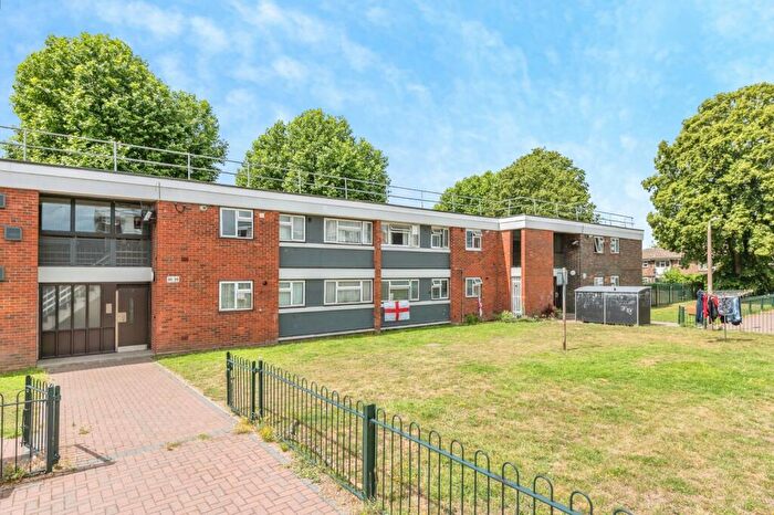 2 Bedroom Flat For Sale In Canfield Road, Rainham, Essex, RM13