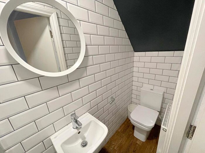 5 Bedroom House To Rent In Halsbury Road, L6