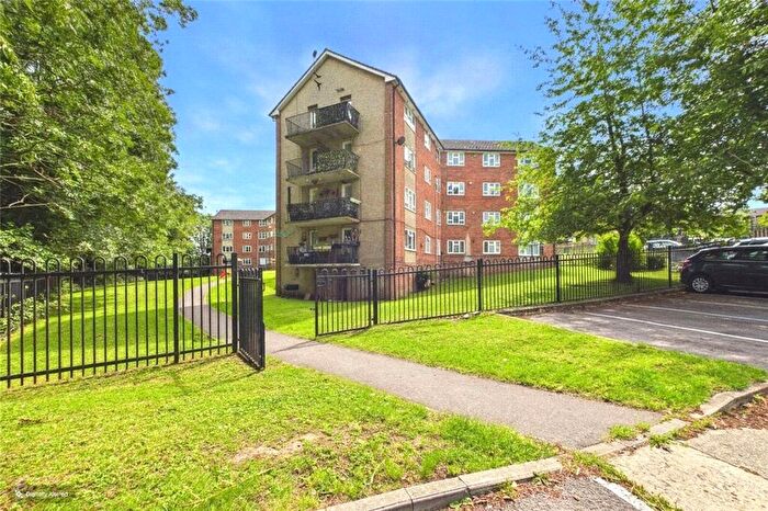 2 Bedroom Apartment To Rent In Hunters Hill, Burghfield, RG7