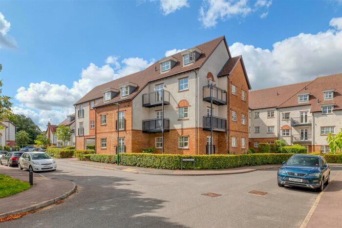 2 Bedroom Flat For Sale In Wissen Drive, Letchworth Garden City, Herts, SG6