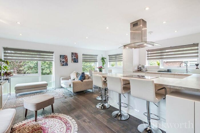 2 Bedroom Apartment To Rent In Great Brownings, London, SE21