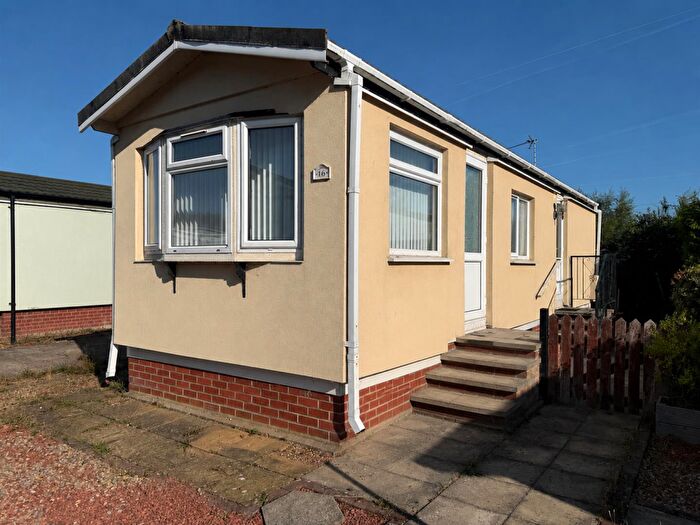 2 Bedroom Park Home For Sale In Oak Avenue, Radcliffe-On-Trent, Nottingham, NG12