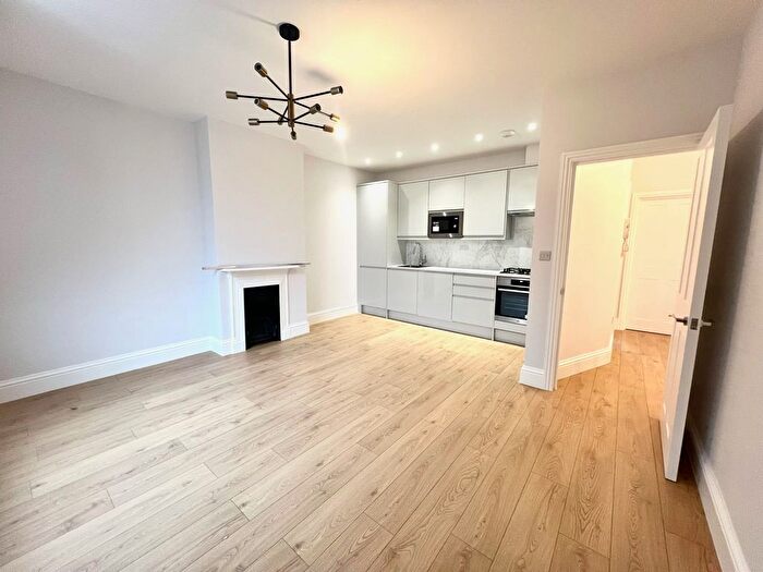 2 Bedroom Flat To Rent In Queen Annes Place, Bush Hill Park, EN1