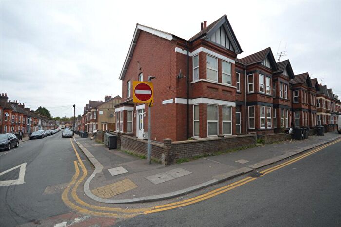2 Bedroom Maisonette For Sale In Belmont Road, Luton, Bedfordshire, LU1