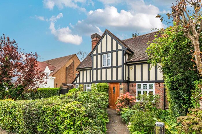 3 Bedroom House For Sale In Hill Crescent, London, N20