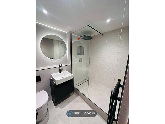 1 Bedroom Flat To Rent In Victoria Park Court, London, E9